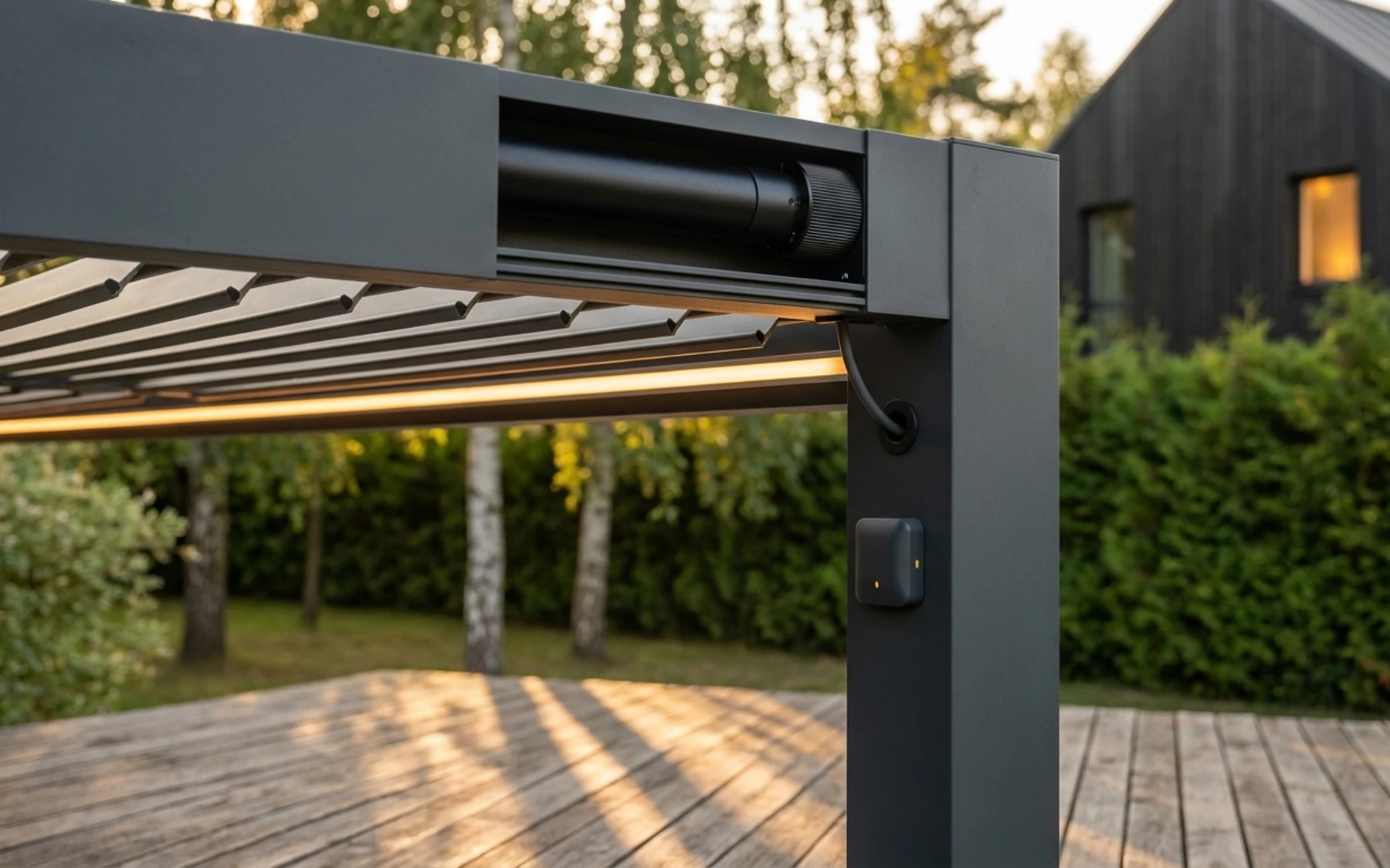 Išmanioji telefono valdiklis ant ąžuolinio stalo po LED apšviesta pergole